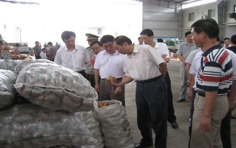 2006年9月嘉興市委書記、市人大主任黃坤明一行蒞臨蔬菜市場視察菜籃子供應(yīng)工作