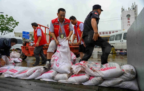 抗臺防汛  力保供應(yīng) ，“煙花”不散  警報不除