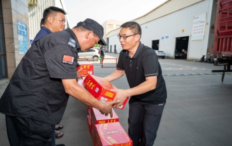 戰(zhàn)高溫、保供應(yīng)，嘉興市財(cái)貿(mào)工會(huì)主席陳云建慰問(wèn)我司基層員工